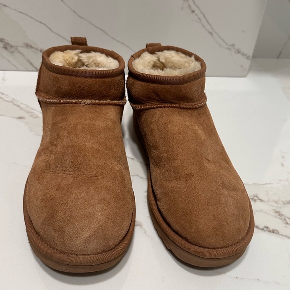 Chestnut UGG boots - Picture 2 of 7